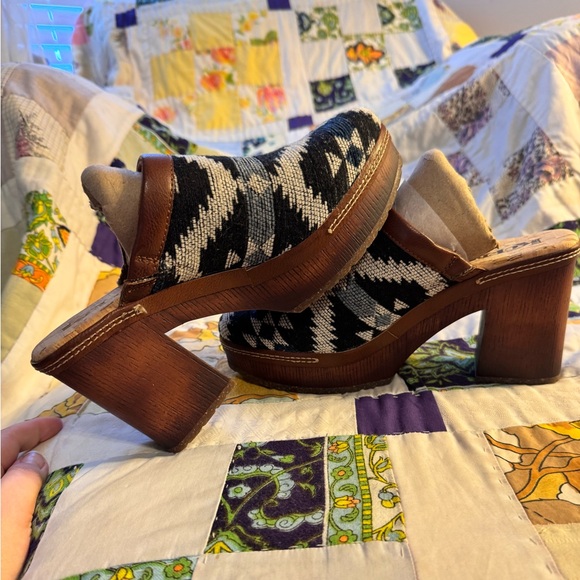 KORKS Lori Woven Southwestern Clogs - Women's 8 - Picture 5 of 8